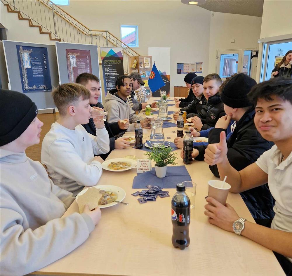 Elever sitter rundt bordet og spiser (Foto) - Klikk for stort bilde