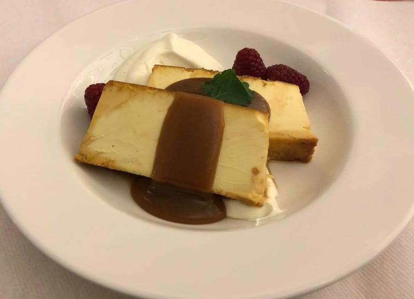 Karamellpudding og saus på fat - Klikk for stort bilde