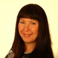 Portrettbilde av kvinne med langt sort hår. Foto - Klikk for stort bilde