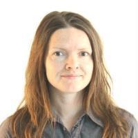 Portrettbilde av kvinne med langt lysebrunt hår. Foto - Klikk for stort bilde