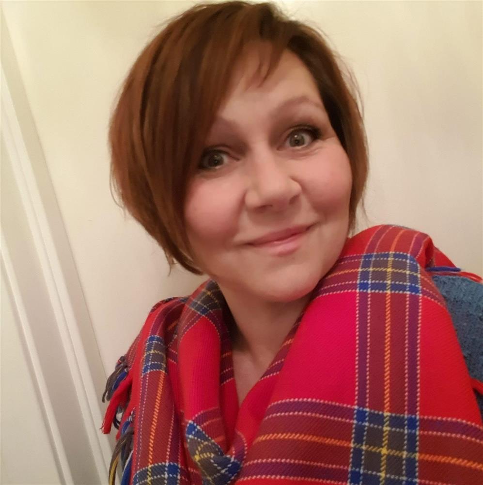 Portret av en smillende dame med samisk sjal på - Klikk for stort bilde