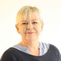 Portrettbilde av kvinne med kort lyst hår. Foto - Klikk for stort bilde