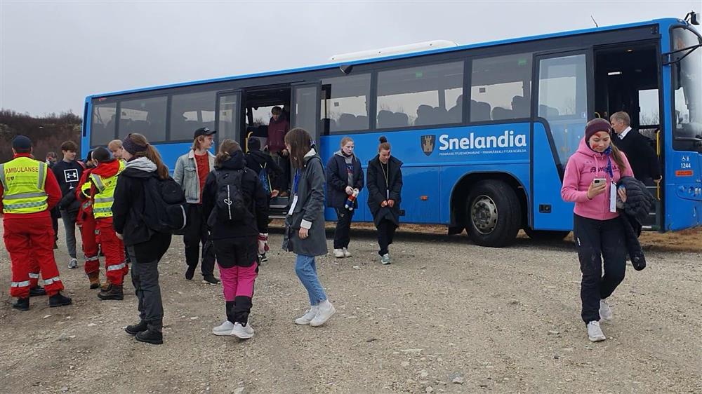 Elever går ut av en buss - Klikk for stort bilde