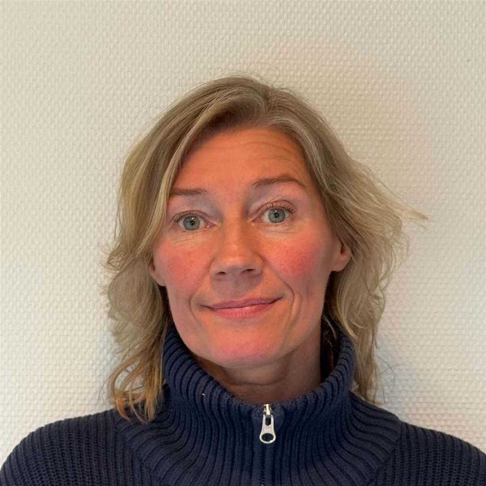 En smillende dame med middelslangt lyst hår - Klikk for stort bilde
