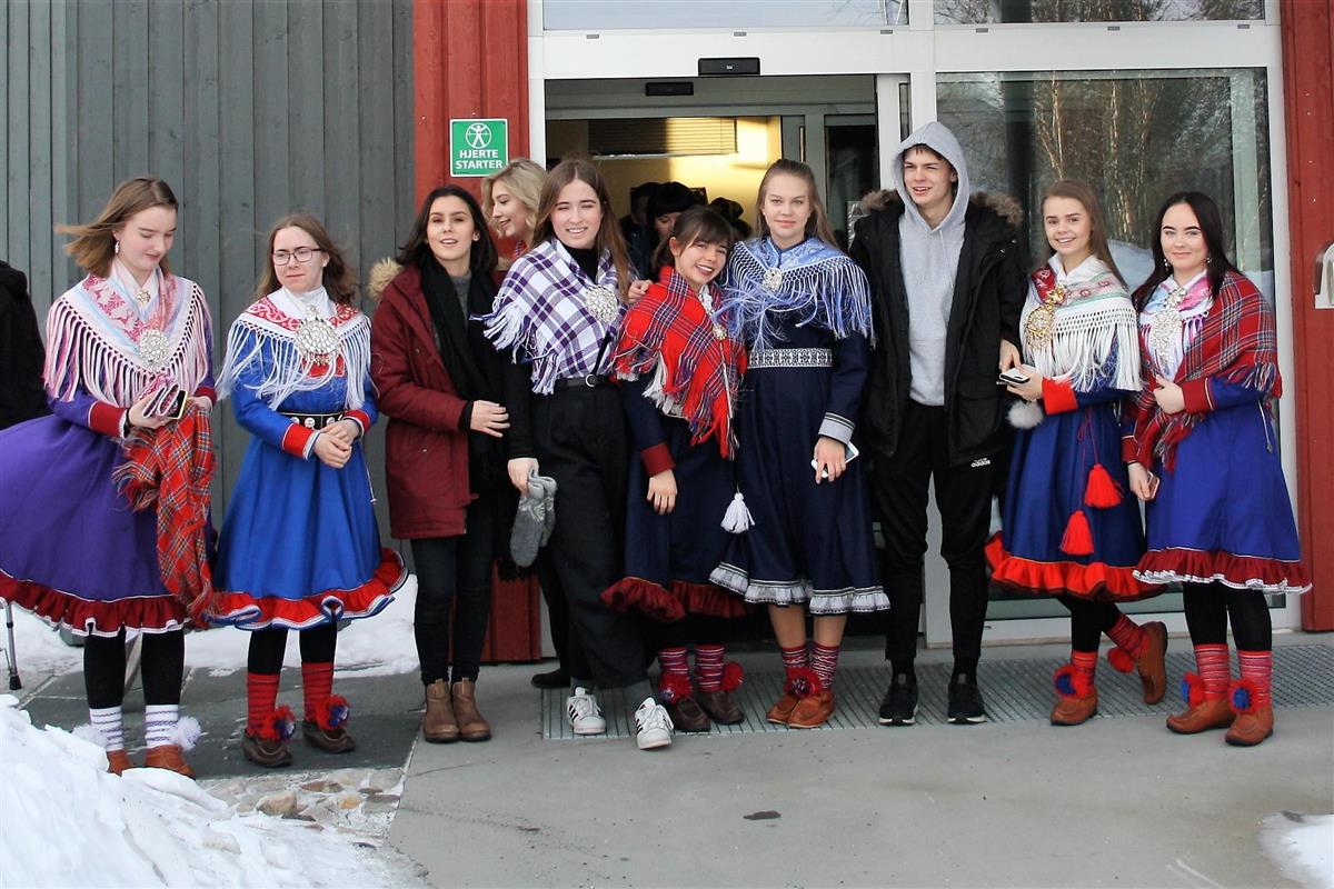 Elever foran kantina på Lakselv videregående skole - Klikk for stort bilde