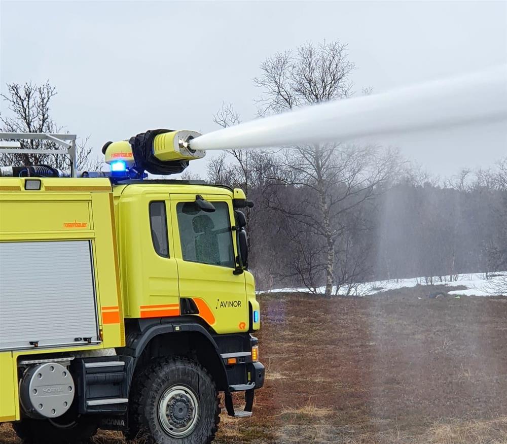 Brannbil sprøyter med vannkanon - Klikk for stort bilde