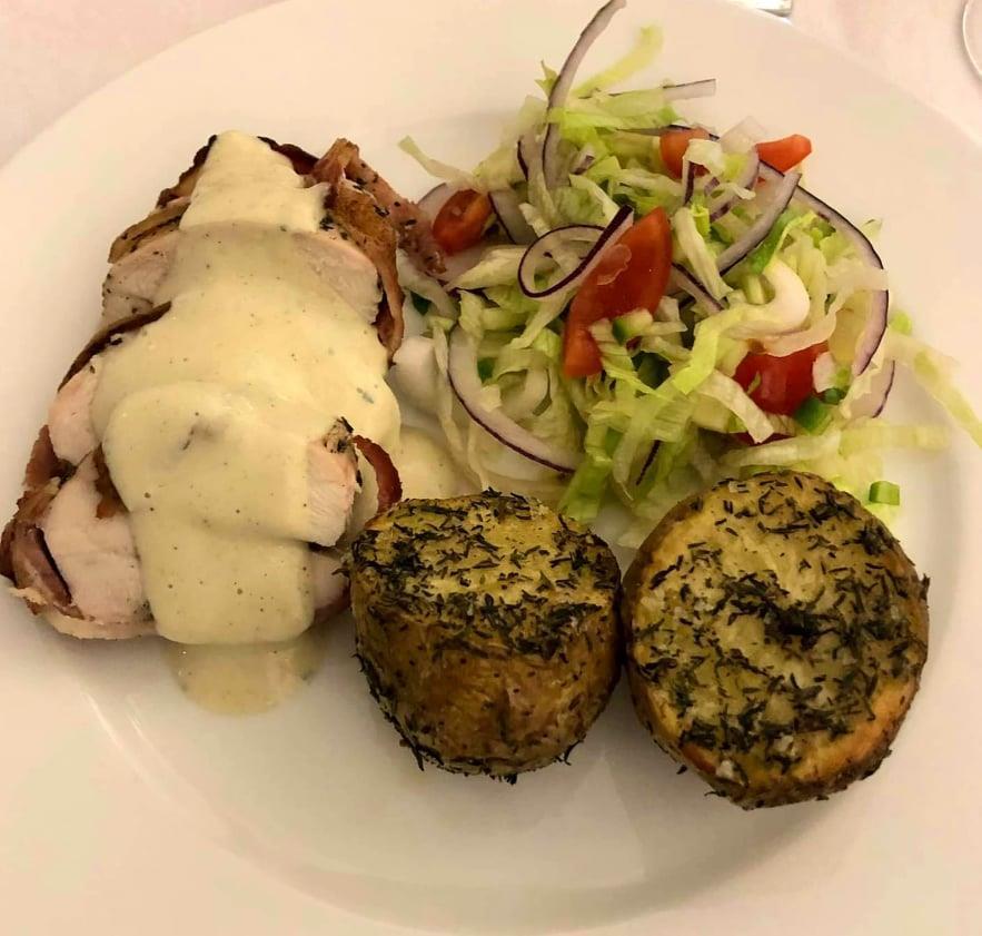 Kylling med saus, poteter og salat - Klikk for stort bilde