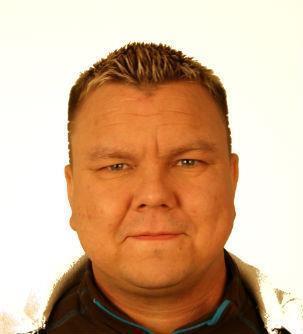 Portrettbilde av mann med kort mørkt hår. Foto - Klikk for stort bilde