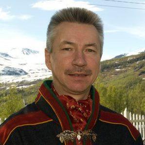 Portrettbilde av mann med bart og kort lyst hår i samekofte. Foto - Klikk for stort bilde