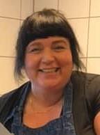 Portrettbilde av kvinne med mørkt hår. Foto - Klikk for stort bilde