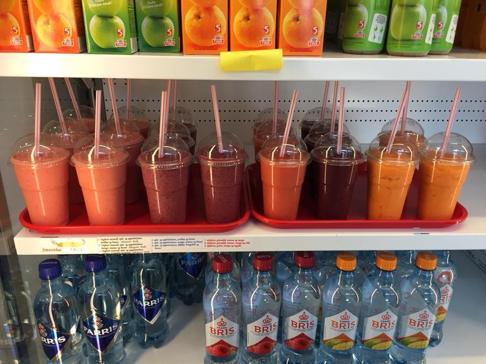 Juicepakker, smoothier i plasrglass og flasker med mineralvann utstilt i kjøledisk. (Foto) - Klikk for stort bilde